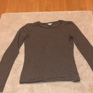 Randig långärmad tröja  - En randig skön långärmad tröja från Monki. Säljer pågrund av att den inte är min stil längre❤️