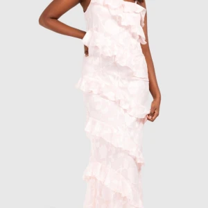 Klänning - Jättefin rosa klänning med volanger, storlek 38 men skulle säga att den är liten i storleken så snarare än 36 😇 Ny med prislapp och aldrig använd , endast testad. Säljer då jag hittat en annan klänning 