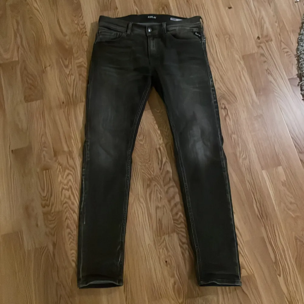 Replay jeans slim fit. Ganska stora i midjan för att vara 29 Pris kan diskuteras. . Jeans & Byxor.