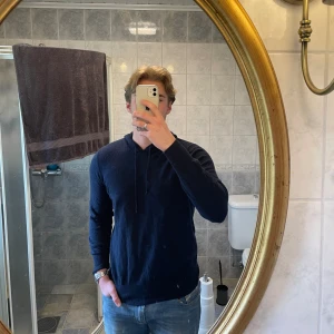 Soft Goat Hoodie - Tja, säljer nu denna riktigt feta Kashmir hoodien då den inte längre kommer till användning!🤩 Hoodien är i väldigt bra skick, den har 3 små lagningar men de är så pass små att de typ inte syns. Pris kan diskuteras vid snabb affär, nypris 3400kr!💥