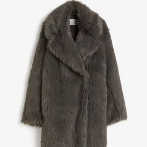 Fake pälskappa H&M - Hej, säljer min fina pälskappa i nyskick i färgen grå. 