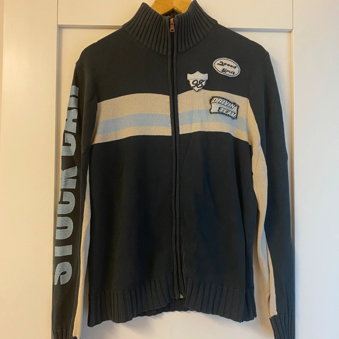 Stickad tröja med dragkedja L