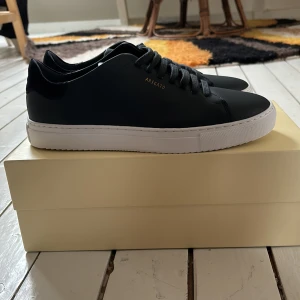 Arigatos mörk blå - Ett par helt nya oanvända arigato skor allt og innehåller som låda och skor påse skriv för mer information eller frågor ny pris är 2400 