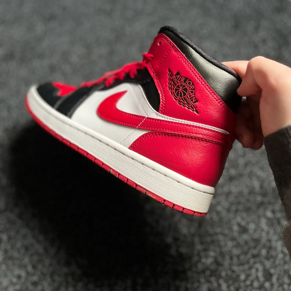 Snygga Air Jordans 1 Black/Gym Red-White. Köpte för något år sedan men inte riktigt användit dem men nu har de blivit för små🙁. Storlek 42, Priset är förhandlingsbart. Skor.