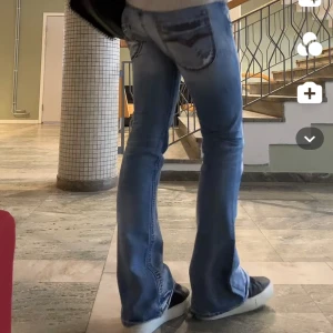 REPLAY JEANS 💛 - Säljer nu mina replay jeans jag köpt second hand. Jeansen är i jätte fint skick där endast är defekter vid benen (när man gått på jeansen). Jag är ca 1,70 och längden är perfekt, se även bild! Vid frågor skriv privat 💕