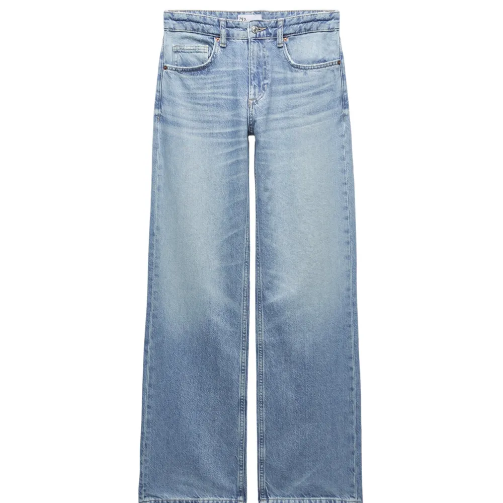 Supersnygga jeans från zara som endast testats, storlek 36. Passar  perfekt till klackar. . Jeans & Byxor.