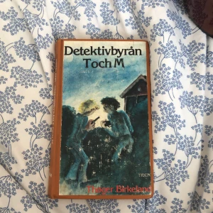 Bok 📕! - Detektivbyrån T och M är enbok då två killar ska lösa ett fall om att det finns tjuvar som tar olika saker i deras skola till exempel en bandspelare och mycket mer…