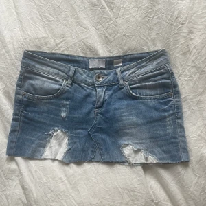 Mini jeanskjol  - As snygg Lågmidjad jeanskjol! Stolek 26 i midjan