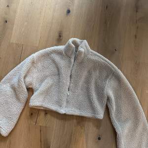 Croppad tröja i teddymaterial med vida ärmar