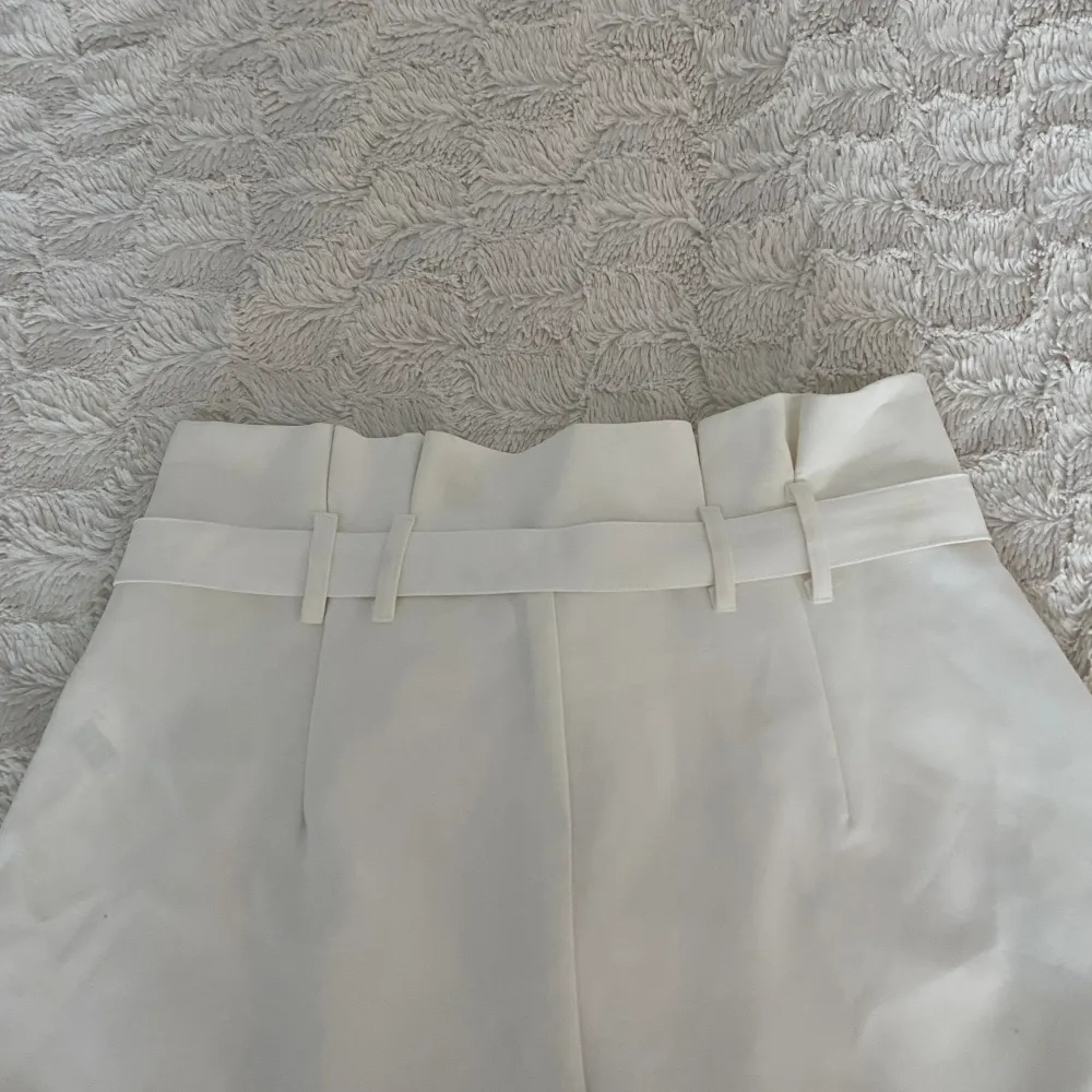 Vita kostym shorts med gullig rosett. Har endast använt den en gång.. Shorts.