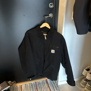 Carrhart Detroit jacket - Hej Säljer min nästan oanvända Carrhart Detroit jacket. Använt ett fåtal gånger men mest legat hemma i garderoben. Storlek S
