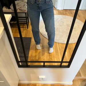 Jeans från Ginatricot  - Fina blåa jeans från Ginatricot i storlek 38, fin passform för mig som är 167 cm lång. Använda få gånger.