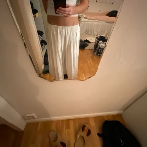 Långkjol - Köpare står för frakt! Hej jag säljer en suuuper fin vit Långkjol från hm i storlek 40 men passar även på mig som ofta har storlek S. Jättefint skick säljer pga att den är för kort men annars🤩