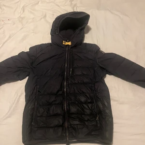 Parajumper jagka - Säljer min parajumper jacka då den är för liten för mig Har varit använd men i ganska okej bra skick  Priset går att diskutera     (Har defekter) 