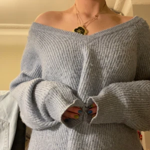 Mysig stickad tröja - Supermysig stickad tröja från H&M. Jättefin blå färg.  Skriv för fler bilder eller frågor. Storlek S men den är i en större modell. Passar S-L/XL beroende på hur man vill att den sak sitta
