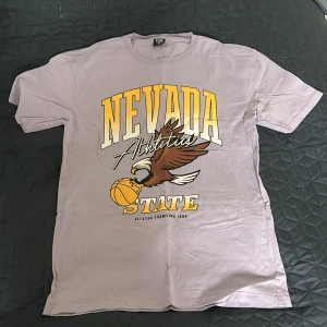 Graphic T-shirt - Snygg ljuslila graphictee med ett fett tryck perfekt inför sommaren. sparsamt använt, skick 9/10