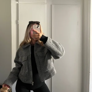 Zara jacka  - Perfekt vårjacka, från Zara. Använd endast enstaka gång😍