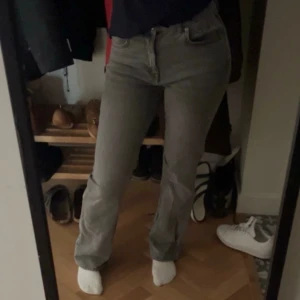 Grå midwaist jeans - Köpta från Gina och knappt använde. De är i nyskick, säljer eftersom de inte kommer till användning.
