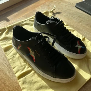 svarta arigato skor,dam - Jättefina skor som är i ett väldigt fint och bra skick då de knappast är använda mer än 2-3gånger. Jättefina nu till våren💓storlek 38. Fick dessa i julklapp så vet ej priset men dem ligger runt 2300-2700kr