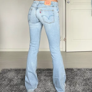 Levis - midjemått: 36cm rakt över, innerbenslängd: 80cm 💗 