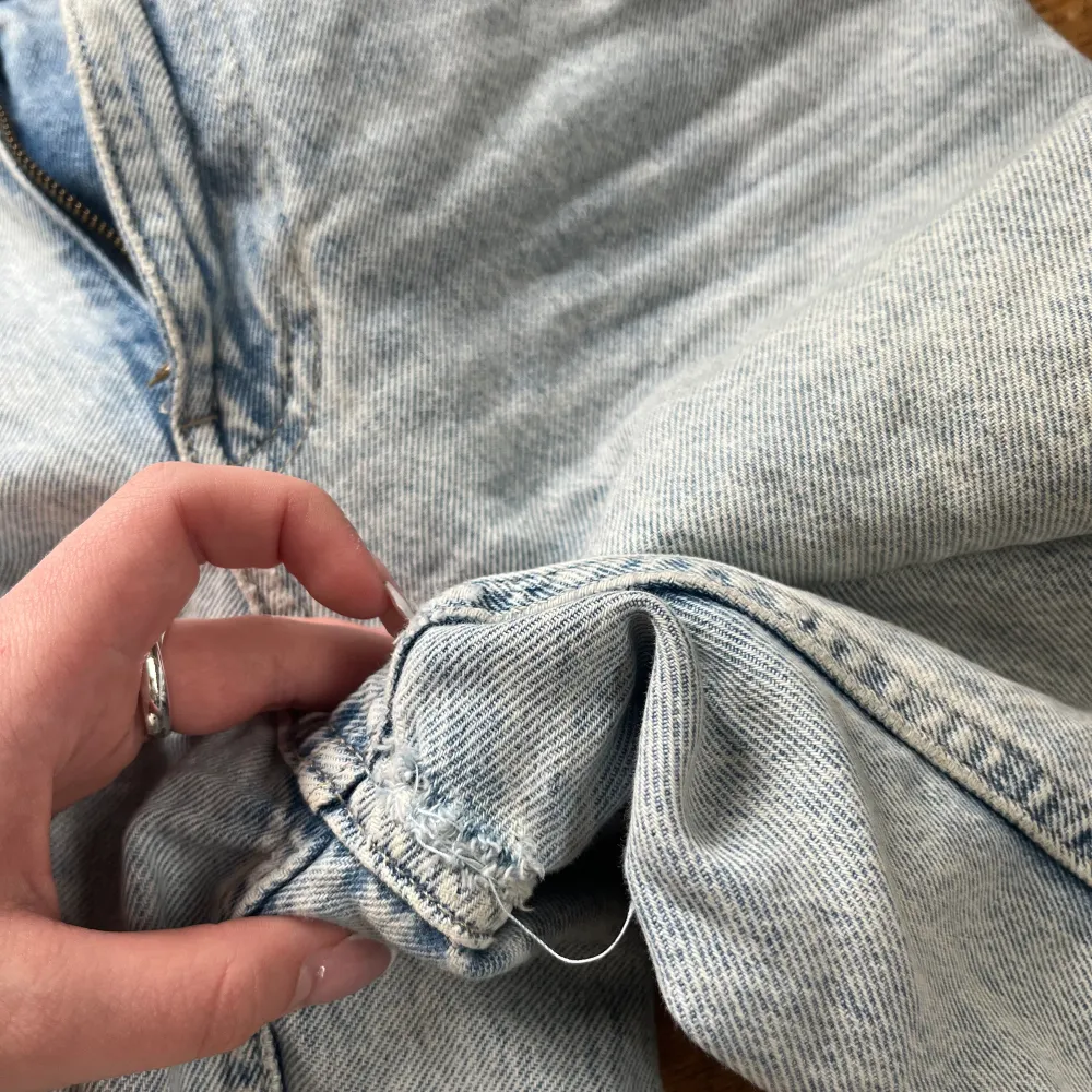 Säljer mina favorit jeans för två år sen. Välanvända men i hyfsat skick. Lite sönder längst ner där de varit lite långa, även en cm spruckna i grenen men som har blivit lagad.💞Går att förhandla om priset 💕. Jeans & Byxor.