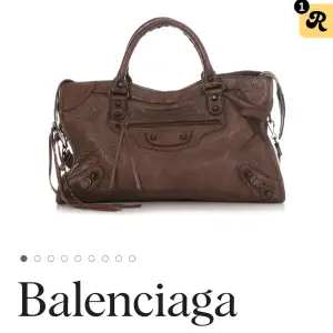 ‼️SÖKER‼️ söker en typ av balenciaga väska i medelstorlek. Om du eller känner  någon som säljer så hör av dig, är öppen för alla olika färger❤️