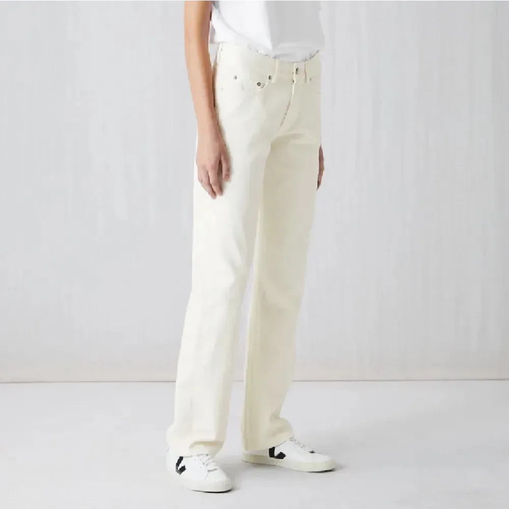Vita jeans från arket👍🏼👍🏼💞 använda fåtal gånger så bra skick . Jeans & Byxor.