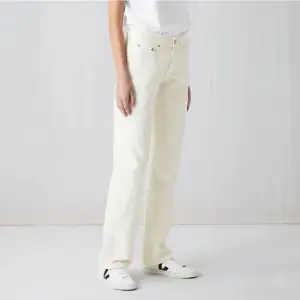 Vita jeans från arket👍🏼👍🏼💞 använda fåtal gånger så bra skick 