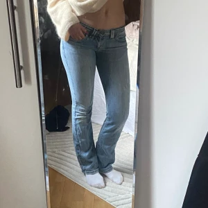 Lågmidjade bootcut jeans - Från Levis, modellen är 480 straight. Jag är en 38 och de är väldigt tajta på mig, skulle därför tro att de snarare passar en 36 bäst.