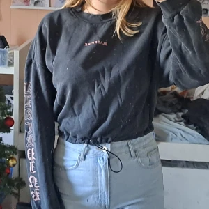 Blackpink hm sweatshirts  - Officiel blackpink hm sweatshirt. Köpt för några år sedan och andvänd några gånger men fortfarande bra kvalitet. Det står blackpink på bägge armna och på bröstet. Har ett elastiskt band längst ned. Stirlek s men passar på M. Pris diskuterbart.