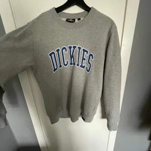 Snygg dickies tröja. Säljs då jag inte använder den. Hör gärna av er!  Mvh Rufus 