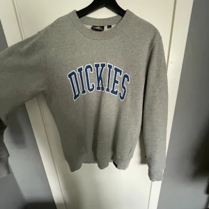 Dickies Tröja  - Snygg dickies tröja. Säljs då jag inte använder den. Hör gärna av er!  Mvh Rufus 