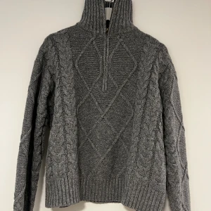 Stickad kofta - Stickad kofta med hög hals. Aldrig använd 