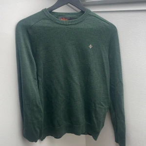 Morris Merino ull - Jag säljer min gröna merino ull sweatshirt från Morris. Tröjan är L men har krympt och passar runt storlek S, ca 170-180 passar. Eftersom det har hänt kan priset diskuteras. Nypris 1599 kr.