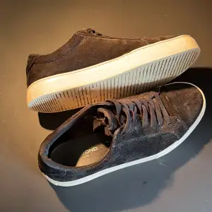 Snygga vagabond skor i mocka 👟|köpta för 1300 mitt pris 599 kr| Använda sparsamt men ett märke på höger skorn (se bild 4)|💯