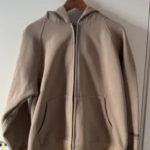 Säljer en fin Essentials zip up med beige färg. Storleken är L och den sitter något baggy, är 185 och den sitter bra på mig.   Skickas endast, kom med pris förslag om ni vill diskutera priset! 