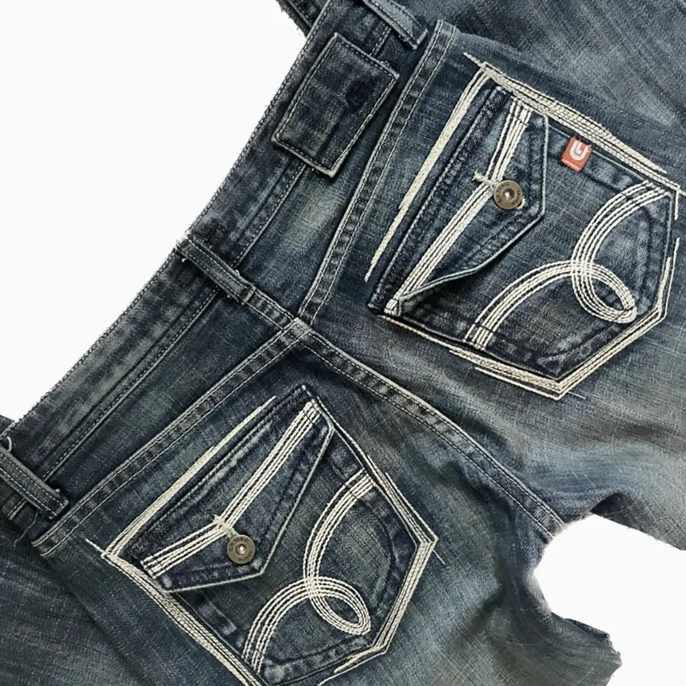 Bra skick, skulle säga att de passar XS. Här av er för mått eller fler bilder🫶. Jeans & Byxor.