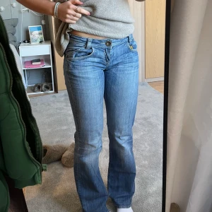 Lågmidjade bootcutjeans  - Supersnygga Lågmidjade jeans från QS by s.Oliver. Midjemåttet är 38cm och de är en bra lång för mig som är 168cm🥰
