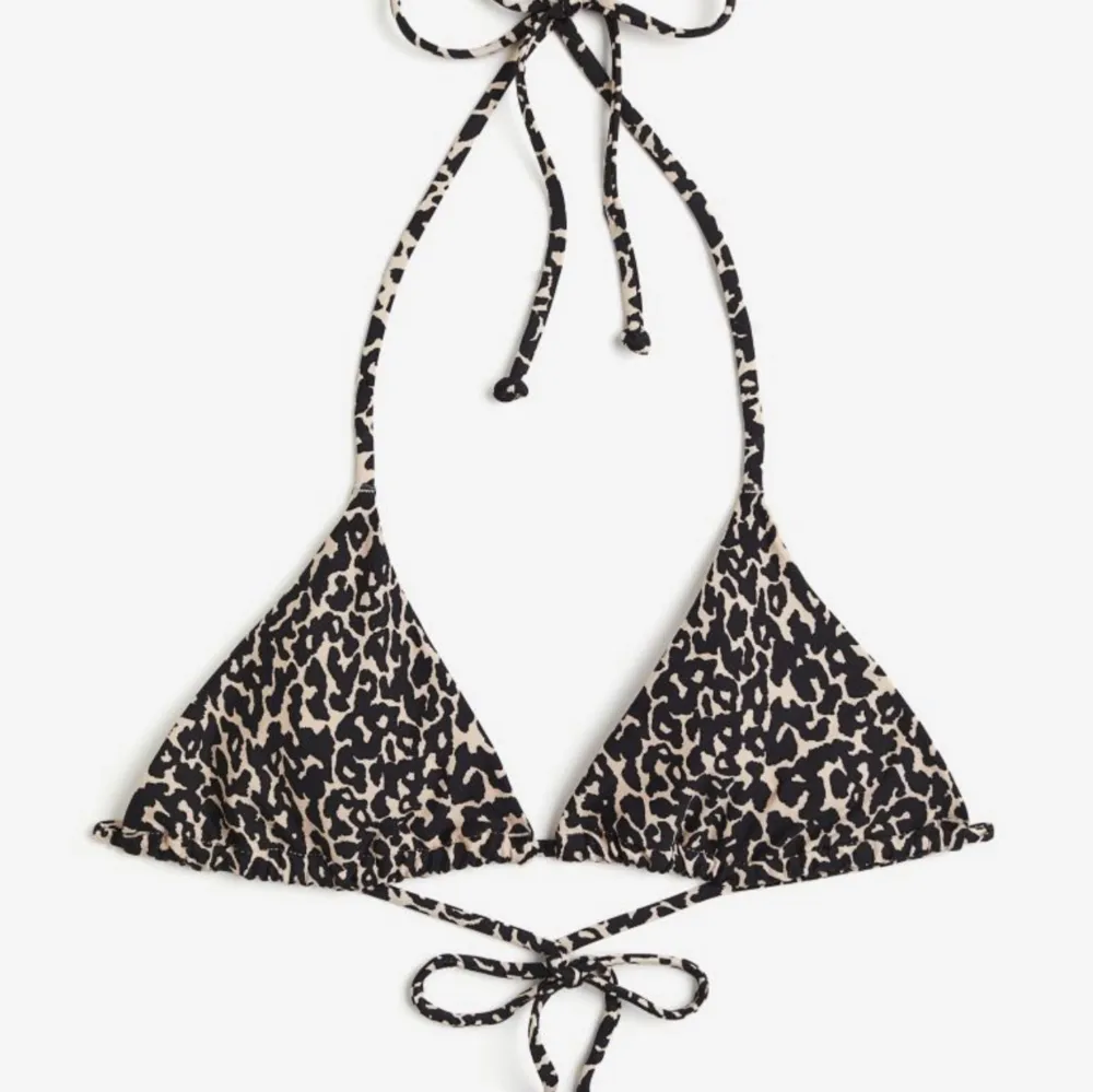 Bikinitopp i leopardmönster från H&M 💖Helt oanvänd och alla lappar sitter kvar! Säljer pga för liten för mig och väntade för länge med att skicka tillbaka 🤠. Accessoarer.