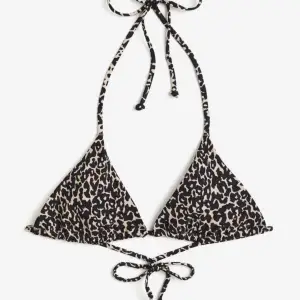 Bikinitopp i leopardmönster från H&M 💖Helt oanvänd och alla lappar sitter kvar! Säljer pga för liten för mig och väntade för länge med att skicka tillbaka 🤠