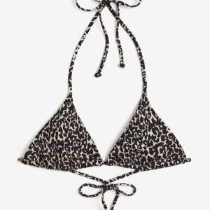 Bikinitopp i leopardmönster från H&M 💖Helt oanvänd och alla lappar sitter kvar! Säljer pga för liten för mig och väntade för länge med att skicka tillbaka 🤠