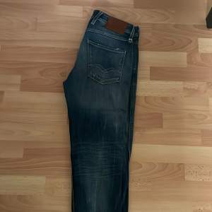 Slitna och stilfulla Blå Replay Anbass jeans i storlek W29/L30. Perfekt för alla tillfällen, särskillt till sommarn. Nypris 1800