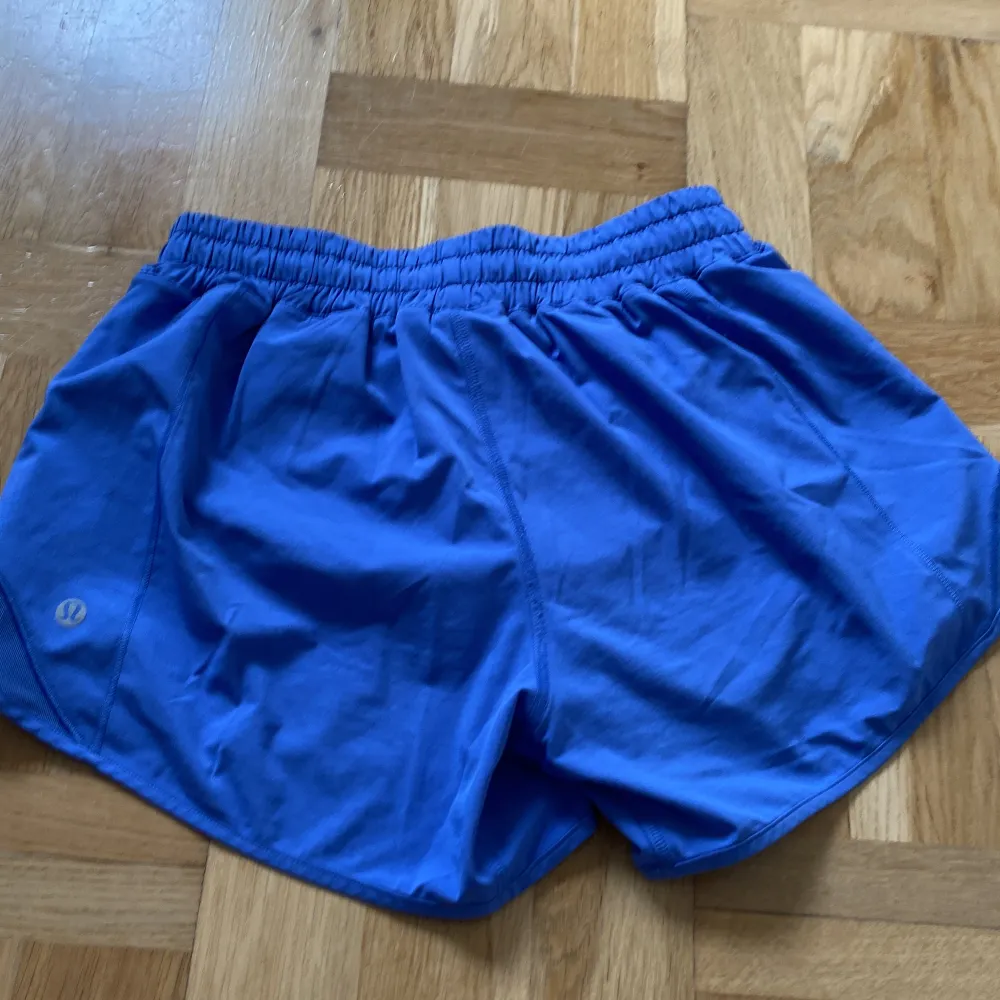 Storlek 4( det är som en xs eller xxs), blå fin färg, jätte fina shorts från Lululemon, jätte bra skick, inga fläckar, . Shorts.