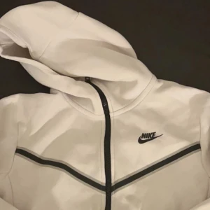 Nike tech  - I väldigt bra skick använd väldigt få gånger 