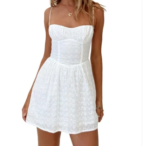 Studentklänning  - Säljer denna jättesöta klänningen då den inte riktigt passade mig. Köpt från dressy där nypris är 399kr. (Obs den är väldigt liten i bysten) ✨hör av er om ni har några frågor✨