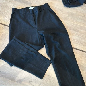 Kostymbyxor  - Kostymbyxor i fint skick, högmidjade, syns svagt att dem är randiga, fickor på sidan.  Djur finns i hemmet 