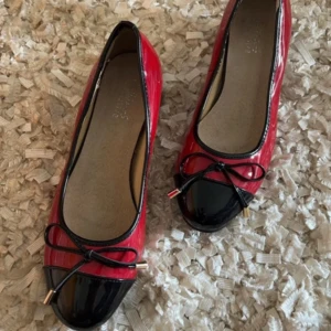 Ballerinaskor - Söta ballerinaskor i rött och svart med rosett och gulddetaljer☺️