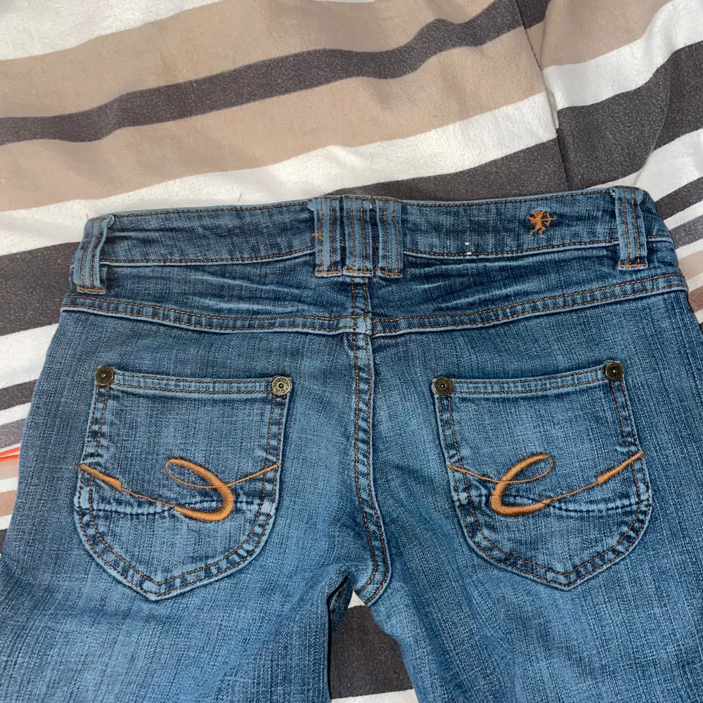 Vintage jeans i nyskick från esprit med snygga fickor både fram och bakifrån, strl S/36❤️// midja 38cm, längd 100, innerbens 81, gren 19cm. Jeans & Byxor.
