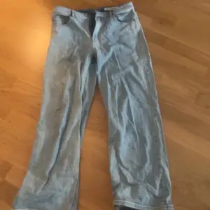 säljer jätte fina jeans från carin wester dom är wide eller straight ingen aning men knappt använda och säljer pga att den inte kommer till användning längre