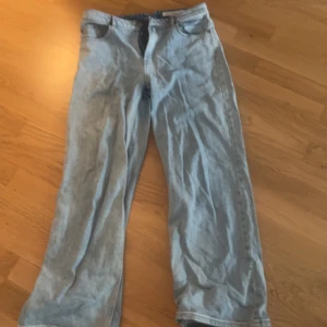 carin wester jeans - säljer jätte fina jeans från carin wester dom är wide eller straight ingen aning men knappt använda och säljer pga att den inte kommer till användning längre